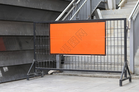 在楼梯对面贴有橙色标签的钢铁屏障高清图片