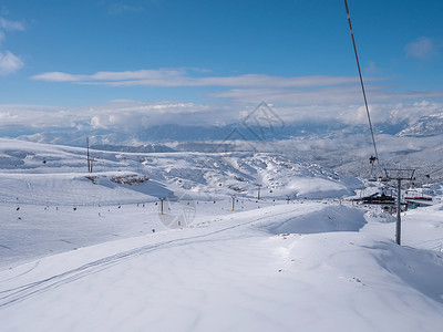 帕纳索斯滑雪度假胜地的滑雪电梯晴天高山运输天线中心高度旅游天空运动假期背景图片