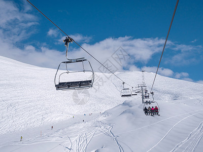 帕纳索斯滑雪度假胜地的滑雪电梯蓝色运输山顶升降椅天空电缆高山冻结高度运动背景图片
