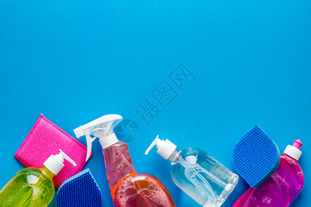产品表格洗涤剂瓶 蓝色表格上的海绵自上而下文字空间背景