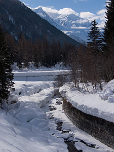 法国阿尔卑斯山脉景观冰霜季节寒冬天气背景图片