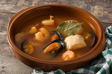 法语布吉拉比斯汤美食盘子食物鱼片鲜汤贝类海鲜食谱高清图片