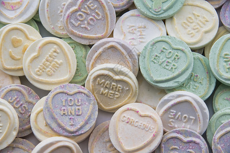 糖糖 上面有爱情讯息的糖果元素紫色设计绿色小吃背景图片