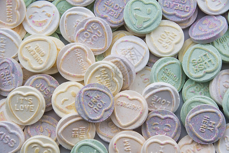 糖糖 上面有爱情讯息的糖果紫色小吃元素设计绿色背景图片