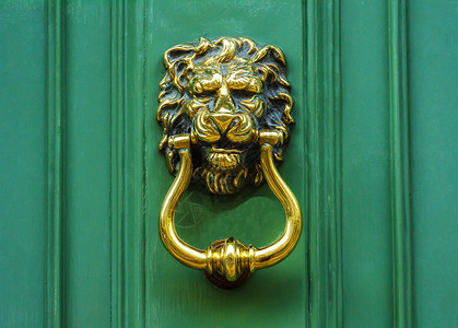 以狮子头形状的黄铜敲门 漂亮极了狮子古董历史入口金属建筑学青铜金子门铃圆圈背景图片