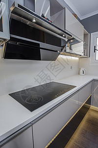 豪华公寓的现代厨房炊具设计家具器具窗户抽油烟机房子排气扇风格展示厅炉灶条形背景图片