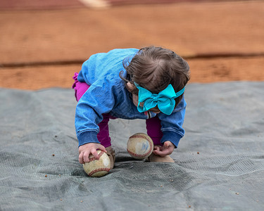 女孩玩棒球学步的儿童步行高清图片