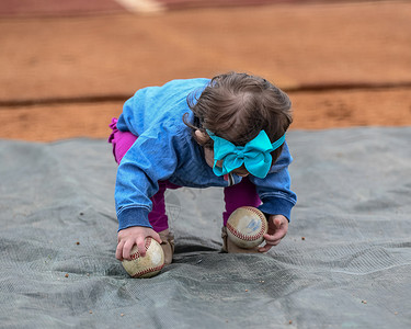 女孩玩棒球学步的儿童运动的高清图片