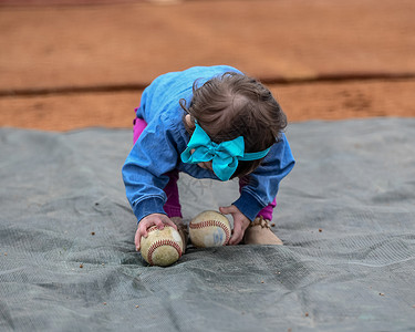 女孩玩棒球美丽的蝙蝠和球高清图片