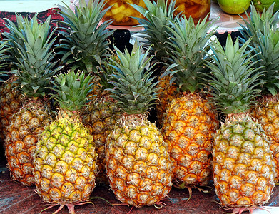 供出售的新鲜菠萝尖刺健康水果摊位市场黄色农业生产营养荆棘背景图片