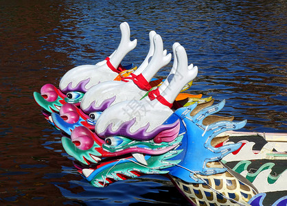 台湾传统龙船台湾傀儡窗扇节日遗产神话文化雕塑背景图片