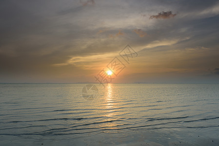 黄昏时全景大晴天的日落天空和热带海背景