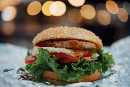 汉堡纸汉堡是快餐店的快餐薯条种子饮食小吃筹码包子面包餐厅蔬菜桌子背景