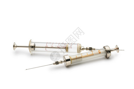 两杯玻璃环注射器药品医疗液体药物药店注射疫苗白色背景图片