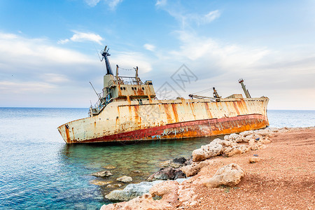 被弃弃弃的生锈船只在帕福Peyia村附近岸上搁浅射线海岸货轮支撑天空血管岩石洞穴运输灾难背景图片