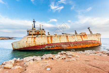 被弃弃弃的生锈船只在帕福Peyia村附近岸上搁浅海洋珊瑚日落沉船运输碰撞岩石天空血管货轮背景图片