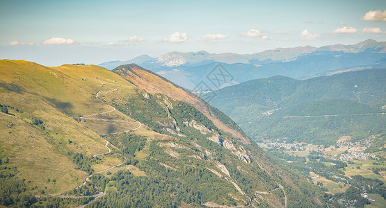 Pla D Adet 滑雪胜地的比利牛人视图高山森林远足风景天空马戏团旅游荒野岩石高度背景图片