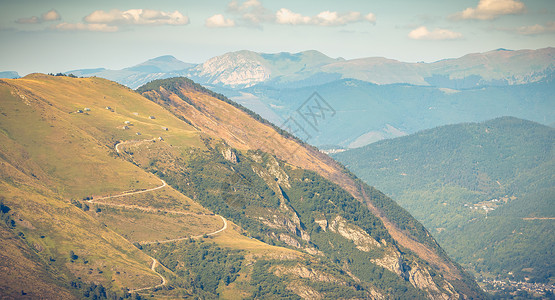 Pla D Adet 滑雪胜地的比利牛人视图蓝色石头远足天空风景全景马戏团爬坡旅游森林背景图片