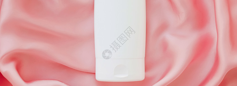 白标签化妆品容器瓶 作为粉色丝丝底的模拟产品奶油奢华包装管子润肤凝胶皮肤消毒剂浴室液体背景图片