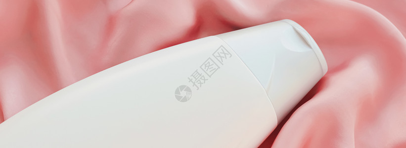 白标签化妆品容器瓶 作为粉色丝丝底的模拟产品保湿卫生护理品牌肥皂润肤浴室塑料身体包装背景图片