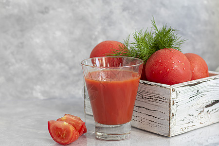 玻璃杯和新鲜西红柿中的番茄汁 浅灰色背景的番茄汁 维他命饮料 加满了子和粗咸盐果汁玻璃维生素免疫口渴谷物饮食植物库存种子背景图片