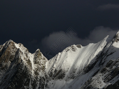 Alpi Apuane在冬天与雪峰 白大理石角背景图片