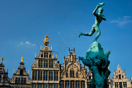 安特卫普格罗特马克特老房子和纪念喷泉雕塑 比利时正方形建筑市集广场房子旅游荷卢雕像市场天空背景图片