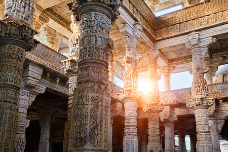 印度拉贾斯坦邦拉纳克普尔美丽的寺庙柱遗产旅行柱子石头考古学太阳雕刻大理石雕像大厅背景