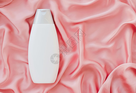 白标签化妆品容器瓶 作为粉色丝丝底的模拟产品凝胶浴室丝绸瓶子塑料平铺润肤液体消毒剂淋浴背景图片