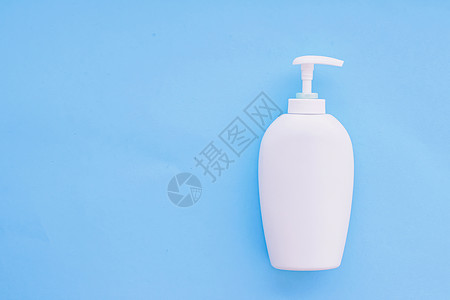 面料小样白标签化妆品容器瓶 作为蓝底产品模拟的蓝色面料奢华淋浴管子平铺凝胶身体洗发水卫生小样浴室背景