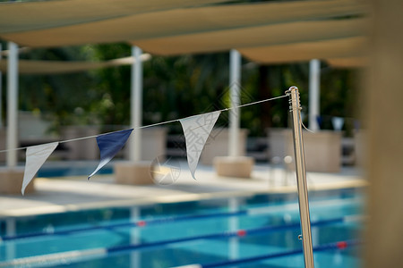 在种族概念中 在游泳池的绳索上悬挂旗线背景图片