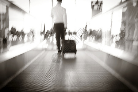 Blurr 商务人士拖着行李箱的一小件行李高清图片