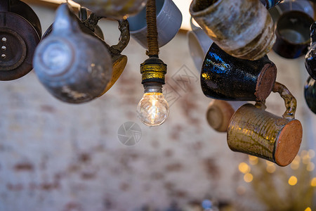 天花板上的圆形灯泡与铜房间高清图片素材