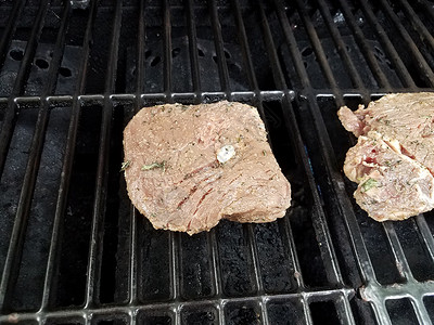 烤肉烧烤炉煮牛肉或牛排午餐美味烹饪烧烤炙烤牛扒背景图片