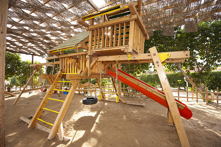 在儿童游戏区攀爬架子公园木头玩具操场游乐孩子们脚步梯子乐趣剧场背景图片