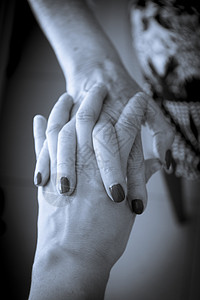 患有老年痴呆症的老年人的手女性机构关爱病人医院成人长老女士帮助家庭背景图片