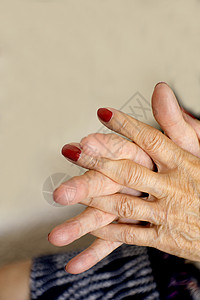 患有老年痴呆症的老年人的手家庭长老女士成人帮助祖母护理老化老年女性背景图片