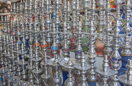 在埃及市场摊位的Shisha水管排纪念品水烟店铺金属零售背景图片