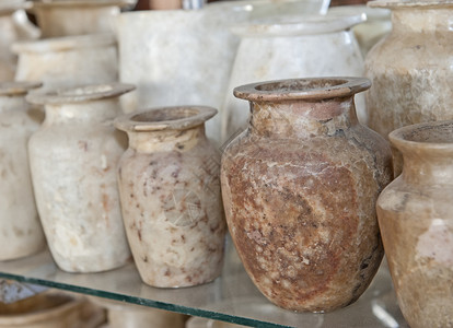 古希腊市场中一行的阿拉巴斯特花瓶背景图片