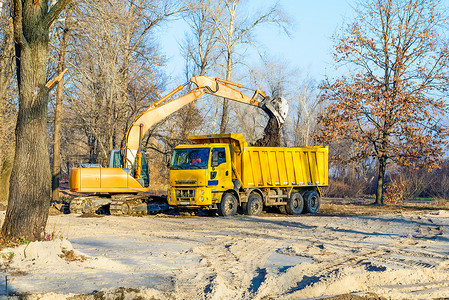 黄色卡车挖掘机和Lorry背景