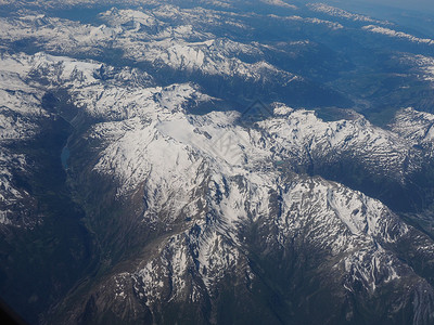 阿尔卑斯山的空中航向冰川山脉联盟背景图片