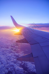 太空引擎素材美丽的日落 天空在顶端的景色 飞机从窗户晴天飞行旅游喷射车辆天气太空航班商业背景