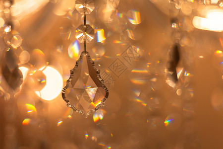 钻石形几何图形天花板上模糊的背景水晶吊灯风格钻石奢华艺术枝形魅力运动摇杆玻璃装饰背景