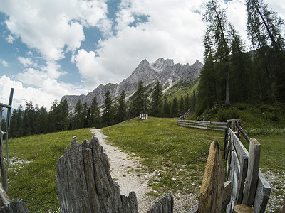 扎日南木措景观的美景和通过木栅栏建造的丛林 南蒂罗尔 意大利 Alp 在动作摄像机上被俘获背景
