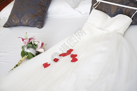 婚纱服装白色红色婚礼花束背景图片