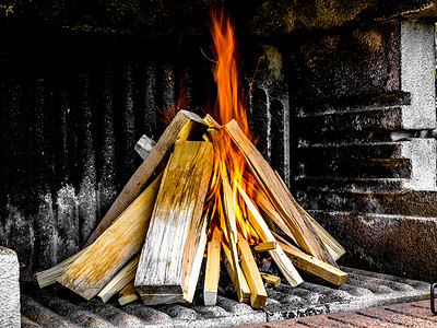 壁炉火烧柴堆积在混凝土Grill中煤炭木头余烬烧伤篝火火焰日志橙子红色危险背景
