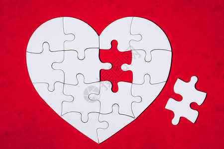 颜色背景上的心形拼图拼图 谜题心脏纪念日恋人桌子情人周年心碎幸福热情青年木头背景图片
