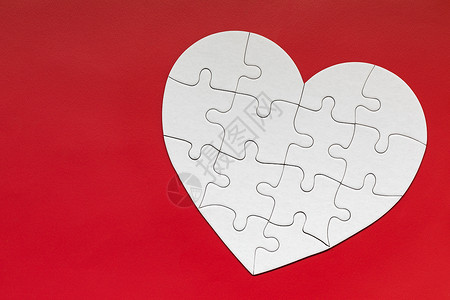 颜色背景上的心形拼图拼图 谜题心脏爱心桌子木头拼图游戏纪念日青年热情恋人心碎情人背景图片