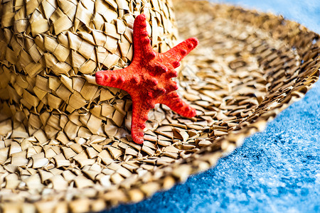 夏季红色海星与海星的夏季概念晴天休息框架旅行卡片海洋稻草红色季节帽子背景