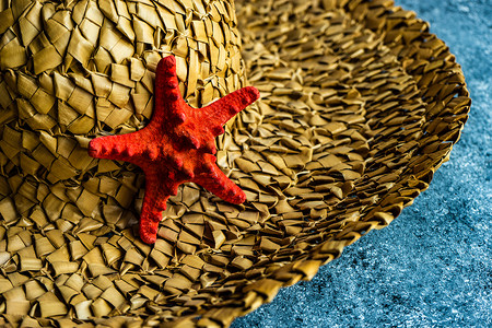 夏季红色海星与海星的夏季概念稻草晴天旅行框架卡片季节帽子红色海洋休息背景